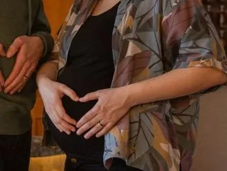Schwangere hält ihren Babybauch