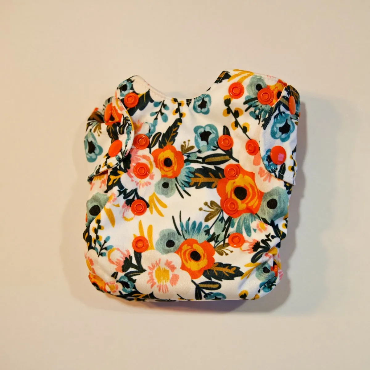 All-in-One-Stoffwindel mit Blumenmuster und Druckknöpfen